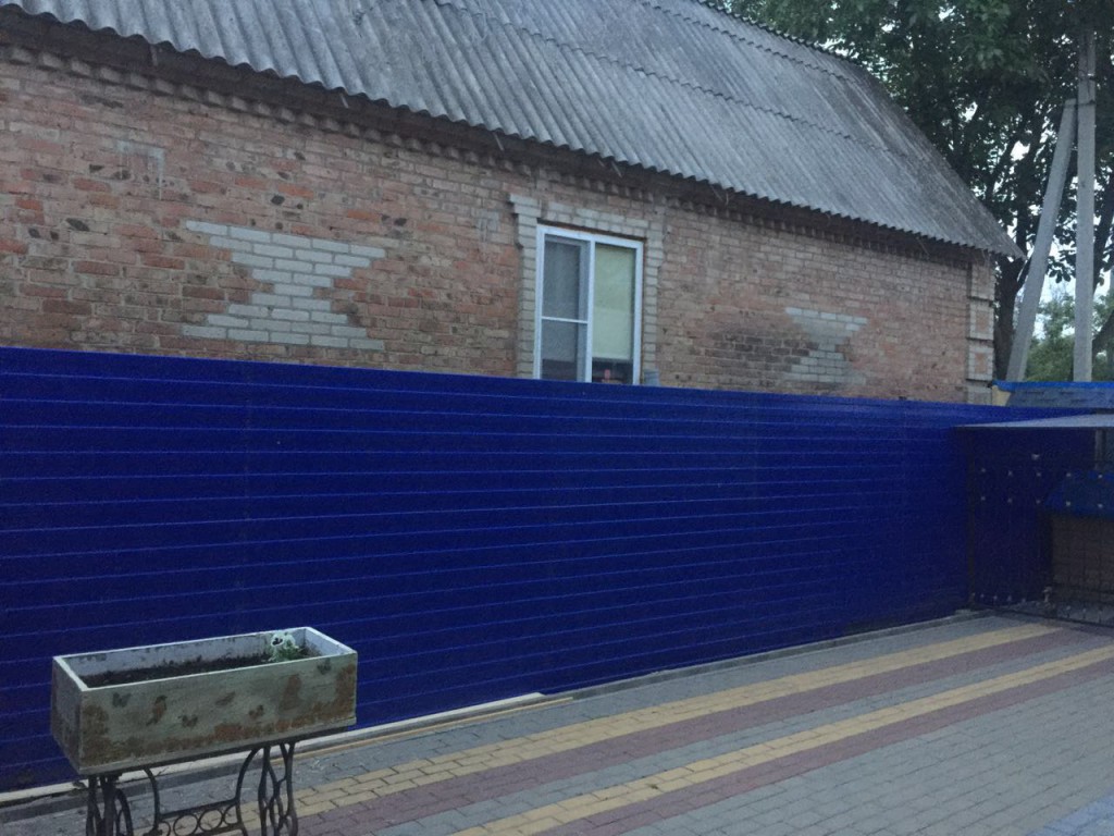 Декорировать забор из профлиста
